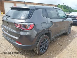 2021 Jeep Compass 80th Anniversary z VIN 3C4NJDEB5MT516982, wystawiony jako IAAI lot #42441681 z przebiegiem 37 414 mil mil oraz . Historia ofert i sprzedaży dostępna na DreamBid. Obrazek 4.