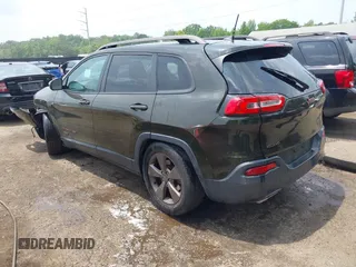 2016 Jeep Cherokee Latitude z VIN 1C4PJMCS3GW326575, wystawiony jako IAAI lot #42502217 z przebiegiem 76 805 mil mil oraz . Historia ofert i sprzedaży dostępna na DreamBid. Obrazek 3.