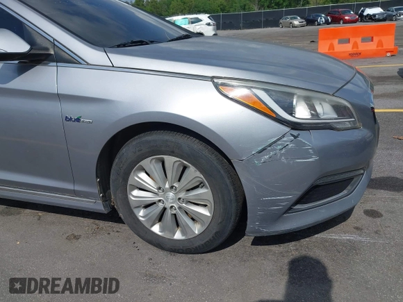 2016 Hyundai Sonata Hybrid SE with VIN KMHE24L15GA039176, listed as a IAAI auction lot 42135751 with 135,592 mi miles. Bid and sale history available at carsss.com. Image 6.