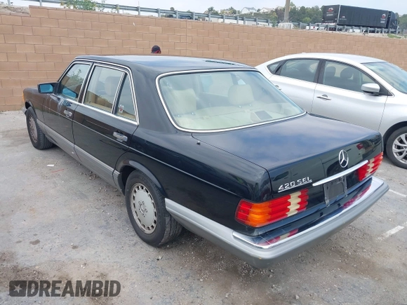 1988 Mercedes-Benz 420 Series 420SEL with VIN WDBCA35D2JA384154, listed as a IAAI auction lot 41950195 with 113,425 mi miles. Bid and sale history available at carsss.com. Image 3.