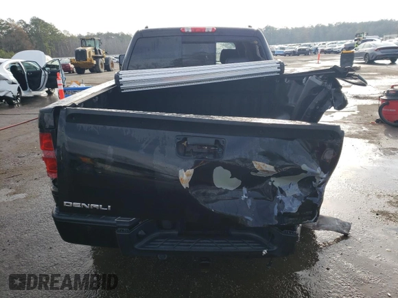 2007 GMC Sierra Denali z VIN 2GTEK638871647619, wystawiony jako Copart lot #87850375 z przebiegiem 158 019 mil mil oraz Szkody całkowita. Historia ofert i sprzedaży dostępna na DreamBid. Obrazek 6.