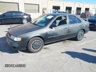 1998 Nissan Sentra XE z VIN 1N4AB41D8WC757796, wystawiony jako IAAI lot #41209171 z przebiegiem 160 108 mil mil oraz . Historia ofert i sprzedaży dostępna na DreamBid. Obrazek 2.