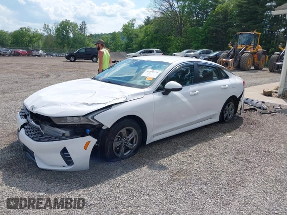 2023 Kia K5 LXS z VIN 5XXG14J25PG189448, wystawiony jako IAAI lot #42258739 z przebiegiem 29 188 mil mil oraz . Historia ofert i sprzedaży dostępna na DreamBid. Obrazek 2.