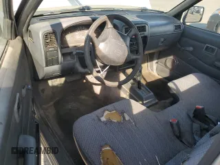 1996 Nissan Frontier XE z VIN 1N6SD11SXTC371962, wystawiony jako Copart lot #52947535 z przebiegiem 256 352 mil mil oraz Czysty tytuł • Clean title. Historia ofert i sprzedaży dostępna na DreamBid. Obrazek 8.