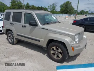 2008 Jeep Liberty Sport z VIN 1J8GN28K68W240382, wystawiony jako IAAI lot #42298960 z przebiegiem 111 480 mil mil oraz . Historia ofert i sprzedaży dostępna na DreamBid. Obrazek 1.