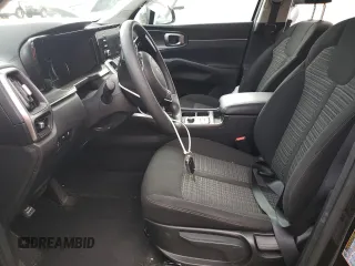 2023 Kia Sorento LX z VIN 5XYRGDLC4PG216535, wystawiony jako Copart lot #54432825 z przebiegiem 11 410 mil mil oraz Szkody całkowita. Historia ofert i sprzedaży dostępna na DreamBid. Obrazek 7.