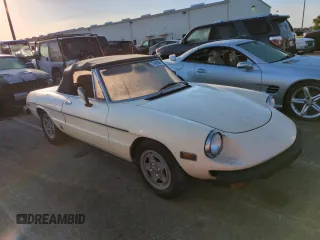 1982 Alfa Romeo Spider Veloce z VIN ZARBA5414C1014655, wystawiony jako Copart lot #74420044 z przebiegiem 63 266 mil mil oraz Szkody całkowita. Historia ofert i sprzedaży dostępna na DreamBid. Obrazek 4.