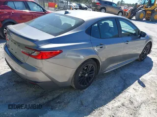 2025 Toyota Camry LE z VIN 4T1DAACK2SU566377, wystawiony jako IAAI lot #41818582 z przebiegiem 1 950 mil mil oraz . Historia ofert i sprzedaży dostępna na DreamBid. Obrazek 4.