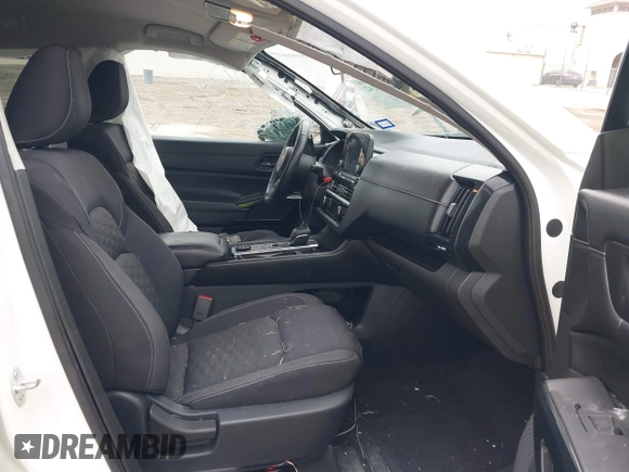 2023 Nissan Pathfinder SV z VIN 5N1DR3BC2PC251462, wystawiony jako IAAI lot #41025142 z przebiegiem 31 399 mil mil oraz . Historia ofert i sprzedaży dostępna na DreamBid. Obrazek 5.