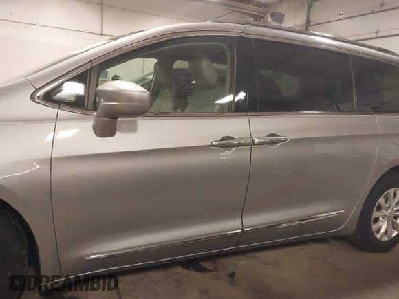 2018 Chrysler Pacifica Touring L with VIN 2C4RC1BG3JR330401, listed as a IAAI auction lot 41250303 with 86,975 mi miles and . Bid and sale history available at DreamBid. Image 15.
