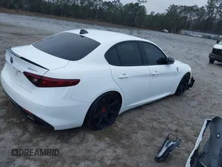 2017 Alfa Romeo Giulia Ti z VIN ZARFAECN2H7539370, wystawiony jako IAAI lot #41762612 z przebiegiem 100 629 mil mil oraz . Historia ofert i sprzedaży dostępna na DreamBid. Obrazek 4.