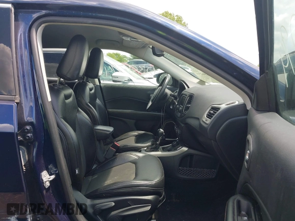 2018 Jeep Compass Latitude z VIN 3C4NJDBB5JT456685, wystawiony jako IAAI lot #42356294 z przebiegiem 130 130 mil mil oraz . Historia ofert i sprzedaży dostępna na DreamBid. Obrazek 5.