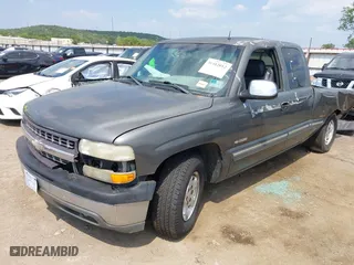 2002 Chevrolet Silverado 1500 LS with VIN 2GCEC19T921110469, listed as a IAAI auction lot 39912012 with 288,705 mi miles. Bid and sale history available at carsss.com. Image 2.