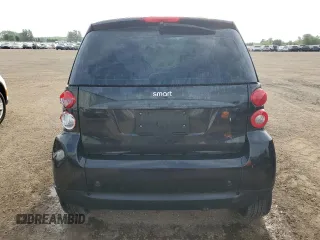 2011 Smart fortwo Pure z VIN WMEEJ3BAXBK435272, wystawiony jako Copart lot #57321974 z przebiegiem 126 785 mil mil oraz Czysty tytuł • Clean title. Historia ofert i sprzedaży dostępna na DreamBid. Obrazek 6.