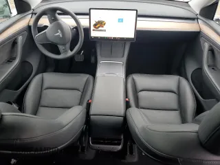 2025 Tesla Model Y Long Range z VIN 7SAYGDEE4SA357731, wystawiony jako Copart lot #44438785 z przebiegiem 1877 mil mil oraz Szkoda całkowita • Salvage title. Historia ofert i sprzedaży dostępna na DreamBid. Obrazek 8.