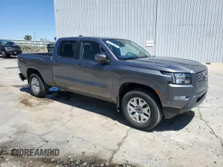 2024 Nissan Frontier SV z VIN 1N6ED1FK7RN602528, wystawiony jako Copart lot #55516095 z przebiegiem 28 136 mil mil oraz Szkody całkowita. Historia ofert i sprzedaży dostępna na DreamBid. Obrazek 4.