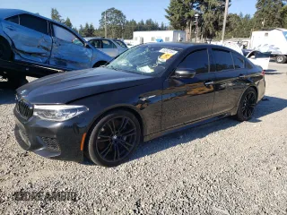2018 BMW M5 z VIN WBSJF0C57JB283361, wystawiony jako Copart lot #65352164 z przebiegiem Nie podano mil oraz Szkody całkowita. Historia ofert i sprzedaży dostępna na DreamBid. Obrazek 1.