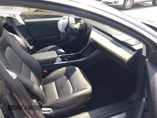 2020 Tesla Model 3 Standard Range Plus z VIN 5YJ3E1EA6LF703159, wystawiony jako IAAI lot #42099718 z przebiegiem 30 175 mil mil oraz . Historia ofert i sprzedaży dostępna na DreamBid. Obrazek 5.
