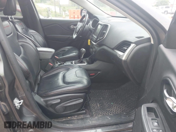 2016 Jeep Cherokee Trailhawk z VIN 1C4PJMBS7GW372623, wystawiony jako IAAI lot #42336107 z przebiegiem 231 887 mil mil oraz . Historia ofert i sprzedaży dostępna na DreamBid. Obrazek 5.