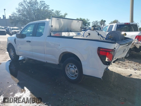 2024 Ford F-150 XL z VIN 1FTEX1KP7RKE49677, wystawiony jako IAAI lot #41592556 z przebiegiem 11 136 mil mil oraz . Historia ofert i sprzedaży dostępna na DreamBid. Obrazek 3.