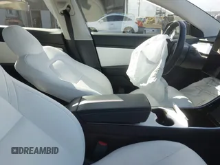2020 Tesla Model 3 Standard Range Plus z VIN 5YJ3E1EA9LF599332, wystawiony jako IAAI lot #41563213 z przebiegiem Nie podano mil oraz . Historia ofert i sprzedaży dostępna na DreamBid. Obrazek 5.
