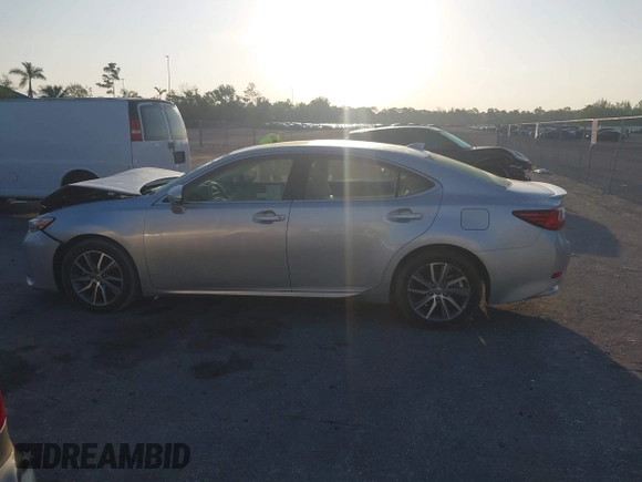 2016 Lexus ES 300h z VIN JTHBW1GG7G2115384, wystawiony jako IAAI lot #42103591 z przebiegiem 86 598 mil mil oraz . Historia ofert i sprzedaży dostępna na DreamBid. Obrazek 14.