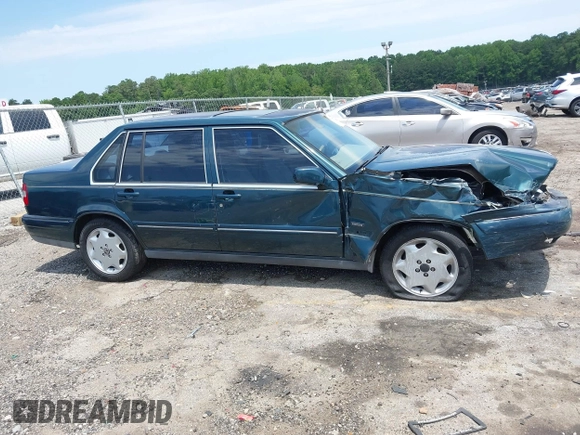 1998 Volvo S90 z VIN YV1KS9605W1128293, wystawiony jako IAAI lot #42332645 z przebiegiem 252 576 mil mil oraz . Historia ofert i sprzedaży dostępna na DreamBid. Obrazek 13.