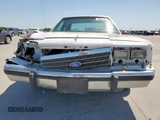 1991 Ford Crown Victoria z VIN 2FACP74FXMX135645, wystawiony jako Copart lot #52527135 z przebiegiem 79 667 mil mil oraz Czysty tytuł • Clean title. Historia ofert i sprzedaży dostępna na DreamBid. Obrazek 5.