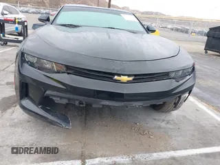 2017 Chevrolet Camaro 1LT z VIN 1G1FB1RS5H0203694, wystawiony jako IAAI lot #41560968 z przebiegiem Nie podano mil oraz . Historia ofert i sprzedaży dostępna na DreamBid. Obrazek 6.