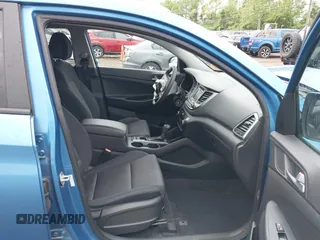 2017 Hyundai Tucson Sport z VIN KM8J33A23HU319048, wystawiony jako IAAI lot #42340603 z przebiegiem 51 738 mil mil oraz . Historia ofert i sprzedaży dostępna na DreamBid. Obrazek 5.