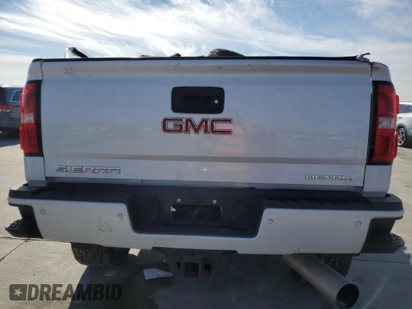 2018 GMC Sierra 2500HD Denali z VIN 1GT12UEYXJF225397, wystawiony jako Copart lot #87736565 z przebiegiem Nie podano mil oraz Nie do naprawy • Non repairable. Historia ofert i sprzedaży dostępna na DreamBid. Obrazek 6.