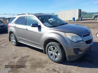 2012 Chevrolet Equinox 1LT z VIN 2GNALDEK2C6107180, wystawiony jako IAAI lot #41673707 z przebiegiem 200 000 mil mil oraz . Historia ofert i sprzedaży dostępna na DreamBid. Obrazek 1.