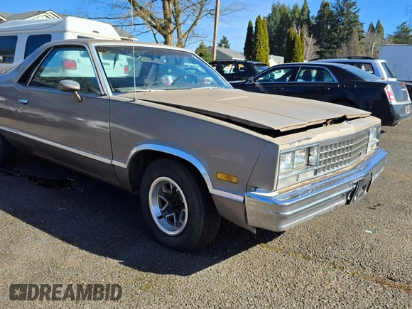 1983 GMC Caballero z VIN 1GTCW8092DR501014, wystawiony jako Copart lot #47653195 z przebiegiem 139 239 mil mil oraz Czysty tytuł • Clean title. Historia ofert i sprzedaży dostępna na DreamBid. Obrazek 1.