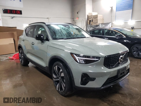 2023 Volvo XC40 Ultimate Dark Theme z VIN YV4L12UX9P2068547, wystawiony jako Copart lot #47006075 z przebiegiem 27 126 mil mil oraz Szkoda całkowita • Salvage title. Historia ofert i sprzedaży dostępna na DreamBid. Obrazek 4.