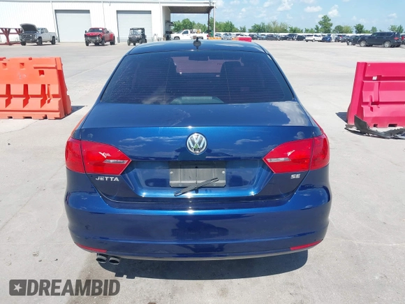 2014 Volkswagen Jetta SE z VIN 3VWD17AJ9EM402714, wystawiony jako IAAI lot #42088715 z przebiegiem 115 291 mil mil oraz . Historia ofert i sprzedaży dostępna na DreamBid. Obrazek 16.