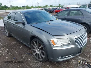 2012 Chrysler 300 z VIN 2C3CCAAG9CH261556, wystawiony jako IAAI lot #42533597 z przebiegiem 189 530 mil mil oraz . Historia ofert i sprzedaży dostępna na DreamBid. Obrazek 1.