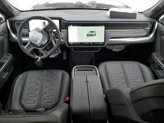 2024 Rivian R1S Adventure z VIN 7PDSGABA7RN034025, wystawiony jako Copart lot #55949335 z przebiegiem 14 429 mil mil oraz Szkody całkowita. Historia ofert i sprzedaży dostępna na DreamBid. Obrazek 8.