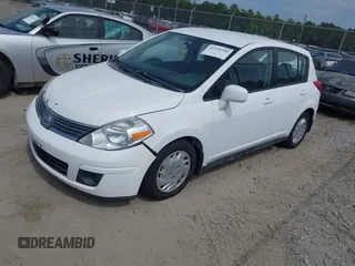 2007 Nissan Versa SL z VIN 3N1BC13E07L394998, wystawiony jako IAAI lot #42193381 z przebiegiem 198 737 mil mil oraz . Historia ofert i sprzedaży dostępna na DreamBid. Obrazek 2.