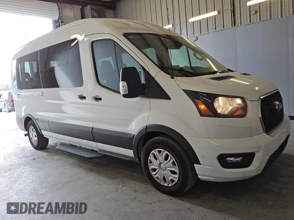2023 Ford Transit Passenger XL with VIN 1FBAX2C87PKB36657, listed as a Copart auction lot 81110354 with 19,057 mi miles and Clean Title. Bid and sale history available at DreamBid. Image 4.