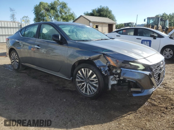 2025 Nissan Altima SV z VIN 1N4BL4DV5SN350734, wystawiony jako Copart lot #56955085 z przebiegiem 6 140 mil mil oraz Szkoda całkowita • Salvage title. Historia ofert i sprzedaży dostępna na DreamBid. Obrazek 4.