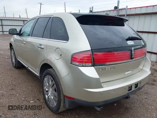 2010 Lincoln MKX z VIN 2LMDJ6JC0ABJ11318, wystawiony jako IAAI lot #42448885 z przebiegiem 92 860 mil mil oraz . Historia ofert i sprzedaży dostępna na DreamBid. Obrazek 3.