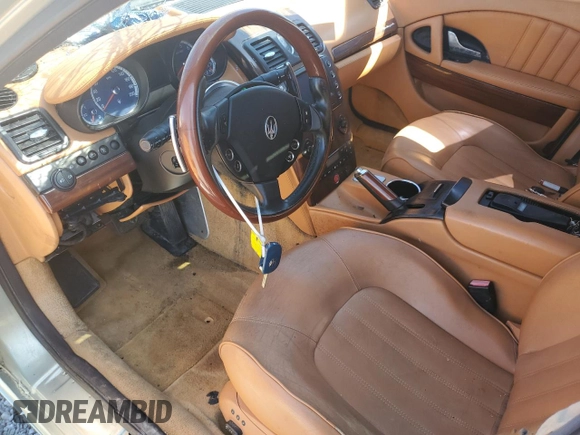 2005 Maserati Quattroporte z VIN ZAMCE39A650019263, wystawiony jako Copart lot #48780445 z przebiegiem Nie podano mil oraz Czysty tytuł • Clean title. Historia ofert i sprzedaży dostępna na DreamBid. Obrazek 8.