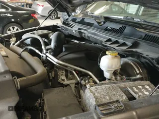 2019 Ram 1500 Express z VIN 1C6RR7KT4KS532198, wystawiony jako IAAI lot #42107410 z przebiegiem 57 946 mil mil oraz . Historia ofert i sprzedaży dostępna na DreamBid. Obrazek 20.