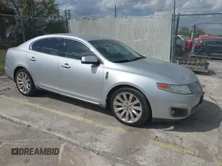 2011 Lincoln MKS z VIN 1LNHL9DR2BG612326, wystawiony jako IAAI lot #41714508 z przebiegiem 110 399 mil mil oraz . Historia ofert i sprzedaży dostępna na DreamBid. Obrazek 1.