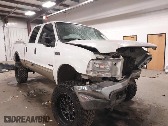 2000 Ford Super Duty F-250 XL with VIN 1FTNW21F4YEA61563, listed as a IAAI auction lot 41334848 with 221,464 mi miles. Bid and sale history available at carsss.com. Image 1.