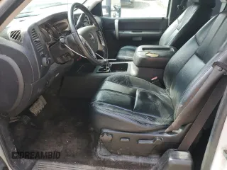 2009 GMC Sierra 2500HD SLE z VIN 1GTHK59K59E125901, wystawiony jako Copart lot #55094295 z przebiegiem 262 201 mil mil oraz Tytuł czysty. Historia ofert i sprzedaży dostępna na DreamBid. Obrazek 7.