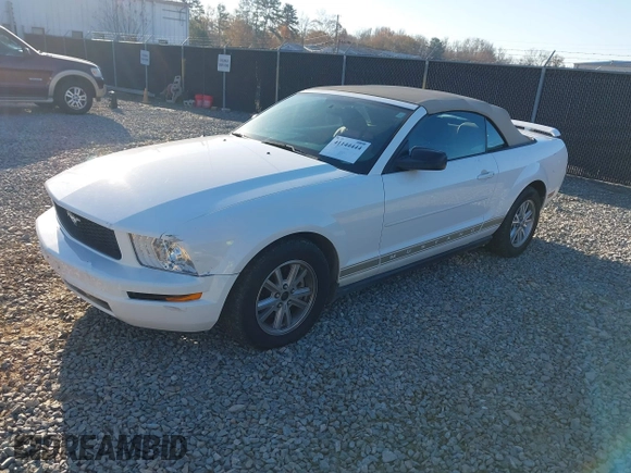 2006 Ford Mustang Standard z VIN 1ZVFT84N365188981, wystawiony jako IAAI lot #41144444 z przebiegiem 138 311 mil mil oraz . Historia ofert i sprzedaży dostępna na DreamBid. Obrazek 2.