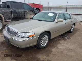 2006 Lincoln Town Car Signature z VIN 1LNHM81W66Y604098, wystawiony jako IAAI lot #42063391 z przebiegiem 93 541 mil mil oraz . Historia ofert i sprzedaży dostępna na DreamBid. Obrazek 17.