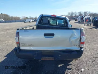 2010 Toyota Tacoma z VIN 5TETX4CNXAZ723380, wystawiony jako IAAI lot #41771322 z przebiegiem Nie podano mil oraz . Historia ofert i sprzedaży dostępna na DreamBid. Obrazek 16.