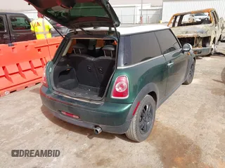 2013 MINI Hardtop z VIN WMWSU3C52DT690373, wystawiony jako IAAI lot #41777229 z przebiegiem 125 190 mil mil oraz . Historia ofert i sprzedaży dostępna na DreamBid. Obrazek 3.